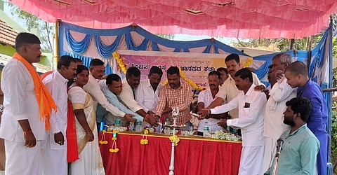ತಿ ನರಸೀಪುರ ತಾಲೂಕಿನ ಕೊಳತ್ತೂರು ಗ್ರಾಮದಲ್ಲಿ ಮಂಗಳವಾರ ಕನ್ನಡ ಮತ್ತು ಸಂಸ್ಕೃತಿ ಇಲಾಖೆ ಸಹಯೋಗದಲ್ಲಿ ಹಮ್ಮಿಕೊಂಡಿದ್ದ ಸಿಂಚನ ಸಾಂಸ್ಕೃತಿಕ ಜಾನಪದ ಕಲಾ ಟ್ರಸ್ಟ್ ಉದ್ಘಾಟನೆ ಸಮಾರಂಭ ಮತ್ತು ನೀಲಗಾರರ ಮೇಳವನ್ನು ಭೂ ವಿಜ್ಞಾನಿ ಕೆ.ಎಂ. ನಂಜುಂಡಸ್ವಾಮಿ ಉದ್ಘಾಟಿಸಿದರು. ರವಿಪ್ರಸಾದ್, ಕೆ.ಎನ್.ಕುಮಾರ್, ಆರ್.ಸೋಮಣ್ಣ, ಕೆ.ಶಂಕರ, ಆರ್.ನಾಗೇಶ್, ಸಿದ್ದರಾಜು ಇತರರಿದ್ದರು.