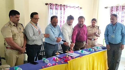 ಎಚ್.ಡಿ.ಕೋಟೆ ಪಟ್ಟಣದ ತಾಲೂಕು ಆರೋಗ್ಯ ಅಧಿಕಾರಿ ಕಚೇರಿ ಸಭಾಂಗಣದಲ್ಲಿ ಮಂಗನ ಕಾಯಿಲೆ ಕುರಿತು ಏರ್ಪಡಿಸಿದ್ದ ಅರಿವು ಕಾರ್ಯಾಗಾರಕ್ಕೆ ಜಿಲ್ಲಾ ಸರ್ವೇಕ್ಷಣಾಧಿಕಾರಿ ಡಾ.ನಾಗರಾಜು ಚಾಲನೆ ನೀಡಿದರು. ಡಾ.ಗೋಪಿನಾಥ್, ಲಕ್ಷ್ಮಿ ಕಾಂತ್, ಡಾ.ರವಿಕುಮಾರ್, ಡಾ.ವೈ. ಡಿ.ರಾಜಣ್ಣ, ರತ್ನಕುಮಾರಿ, ಸಿದ್ದರಾಜು ಇತರರಿದ್ದರು.