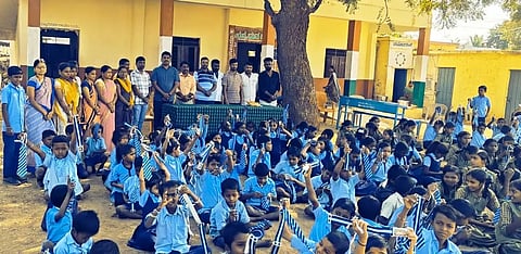 ಲಿಂಗಸುಗೂರು ಸಮೀಪದ ದೇವರಭೂಪುರ ಸಹಿಪ್ರಾ ಶಾಲಾ ಮಕ್ಕಳಿಗೆ ಶಿಕ್ಷಕರು ಮತ್ತು ಹಳೇ ವಿದ್ಯಾರ್ಥಿಗಳು ಟೈ-ಬೆಲ್ಟ್ ವಿತರಿಸಿದರು. ಶಿಕ್ಷಕರಾದ ಮಹಾನಂದ, ಸಂಗಮೇಶ ವಸ್ತ್ರದ್, ರೇಖಾ ಬಡಿಗೇರ, ಶಾರದಾ, ಹಳೇ ವಿದ್ಯಾರ್ಥಿಗಳಾದ ವಿಶ್ವನಾಥ ಹೂಗಾರ, ನಾಗರಾಜ ಬಡಿಗೇರ, ಯಂಕನಗೌಡ, ಈರಣ್ಣ ಶೆಟ್ಟಿ, ರಮೇಶ ಭಜಂತ್ರಿ, ಮಂಜುನಾಥ ನಾಯಕ, ದುರುಗಣ್ಣ ನಾಯಕ, ದ್ಯಾಮಣ್ಣ ಇತರರಿದ್ದರು.