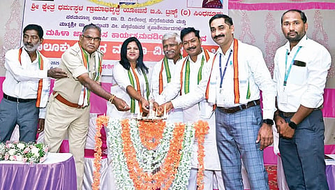 ಸಿಂಧನೂರು ಕೋಟೆ ಈರಣ್ಣ ಕಲ್ಯಾಣ ಮಂಟಪದಲ್ಲಿ ತಾಲೂಕು ಮಟ್ಟದ ಮಹಿಳಾ ವಿಚಾರಗೋಷ್ಠಿಯನ್ನು ಬ್ಲಾಕ್ ಕಾಂಗ್ರೆಸ್ ಮಹಿಳಾ ಘಟಕದ ಜಿಲ್ಲಾ ಅಧ್ಯಕ್ಷೆ ಡಾ.ಎಸ್.ನಾಗವೇಣಿ ಪಾಟೀಲ್ ಉದ್ಘಾಟಿಸಿದರು. ಯೋಜನೆ ಪ್ರಾದೇಶಿಕ ನಿರ್ದೇಶಕ ಜೆ.ಚಂದ್ರಶೇಖರ, ನಗರ ಪೊಲೀಸ್ ಠಾಣೆ ಎಸ್‌ಐ ಎಚ್.ಬಸವರಾಜ, ಜಿಲ್ಲಾ ಜನಜಾಗೃತಿ ವೇದಿಕೆ ಉಪಾಧ್ಯಕ್ಷ ಎಂ.ಭಾಸ್ಕರ ಇತರರಿದ್ದರು.