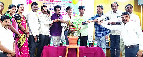 ಸಿಂಧನೂರು ಸರ್ಕಾರಿ ಪದವಿ ಕಾಲೇಜಿನ ಸಮಾಜಶಾಸ್ತ್ರ ವಿಭಾಗದ ಪ್ರಥಮ ವರ್ಷದ ವಿದ್ಯಾರ್ಥಿಗಳಿಗೆ ಹಮ್ಮಿಕೊಂಡಿದ್ದ ಸ್ವಾಗತ ಸಮಾರಂಭವನ್ನು ಕನ್ನಡ ವಿಭಾಗದ ಮುಖ್ಯಸ್ಥ ಡಾ.ಜಾಜಿ ದೇವೇಂದ್ರಪ್ಪ ಉದ್ಘಾಟಿಸಿದರು. ಸಮಾಜಶಾಸ್ತ್ರ ವಿಭಾಗದ ಮುಖ್ಯಸ್ಥ ಡಾ.ಸಂಗನಗೌಡ, ಶಾರದಾ ಮಹಿಳಾ ಕಾಲೇಜು ಪ್ರಾಚಾರ್ಯ ಡಾ.ಬಸವರಾಜ ಬಾದರ್ಲಿ, ಸಹಾಯಕ ಪ್ರಾಧ್ಯಾಪಕರಾದ ಡಾ.ವೈಜನಾಥ ಸಗರಮಠ, ಹನಮಗೌಡ ಇತರರಿದ್ದರು.
