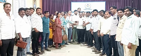 ಸಿಂಧನೂರು ತಾಪಂ ಇಒ ಬಗ್ಗೆ ಹಲವು ಆರೋಪ ಹಾಗೂ ಅಸಮಾಧಾನಗಳನ್ನು ಹೊರಹಾಕಿದ ಪಿಡಿಒ ಕ್ಷೇಮಾಭಿವೃದ್ಧಿ ಸಂಘ(ರಿ) ತಾಲೂಕು ಸಮಿತಿಯಿಂದ ರಾಜ್ಯ ಸರ್ಕಾರಿ ನೌಕರರ ಸಂಘದ ತಾಲೂಕು ಘಟಕದ ಅಧ್ಯಕ್ಷ ಚಂದ್ರಶೇಖರ ಹಿರೇಮಠ ಅವರಿಗೆ ಮನವಿ ಸಲ್ಲಿಸಲಾಯಿತು. ಪಿಡಿಒಗಳಾದ ಲಿಂಗಪ್ಪ, ಪಂಪನಗೌಡ, ಬಸವರಾಜ, ಸಿದ್ದಪ್ಪ, ಮಲ್ಲೇಶ, ಮೋಹಿನ್, ಆಶಾ, ಸಿದ್ದಮ್ಮ ಇತರರಿದ್ದರು.