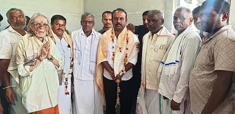 ಲಕ್ಷ್ಮೇಗೌಡನದೊಡ್ಡಿ ಗ್ರಾಮದಲ್ಲಿ ನಿರ್ಮಾಣವಾಗಿರುವ ಮದನಟ್ಟಿ ದೇವಾಲಯದ ಪ್ರತಿಷ್ಠಾನದ ಮಹೋತ್ಸವದ ಮಂಡಲ ಪೂಜಾ ಕಾರ್ಯಕ್ರಮದಲ್ಲಿ ಶಾಸಕ ಕದಲೂರು ಉದಯ್ ಅವರನ್ನು ಅಭಿನಂದಿಸಲಾಯಿತು. ಎ.ಎಸ್. ರಾಜೀವ್, ಅರ್ಚಕ ಶಿವನಂಜೇಗೌಡ, ಎಲ್.ಎನ್. ನಂಜೇಗೌಡ, ಎಲ್.ಕೆ.ಚಿಕ್ಕಮಂಚೇಗೌಡ ಇದ್ದರು.