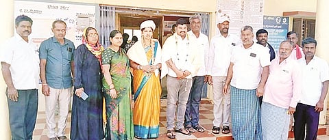 ಎಚ್ ಡಿ ಕೋಟೆ ತಾಲೂಕಿನ ಚಿಕ್ಕಕೆರಯೂರು ಗ್ರಾಮ ಪಂಚಾಯಿತಿ ಉಪಾಧ್ಯಕ್ಷೆಯಾಗಿ ಆಯ್ಕೆಯಾದ ವಸಂತಾ ನಾಗರಾಜ್ ಅವರನ್ನು ಸದಸ್ಯರು ಹಾಗೂ ಕಾಂಗ್ರೆಸ್ ಕಾರ್ಯಕರ್ತರು ಅಭಿನಂದಿಸಿದರು. 

