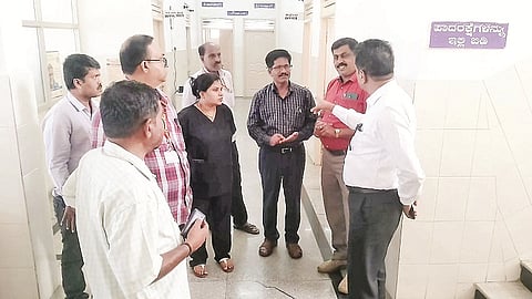 ಸರಗೂರಿನ ಸಮುದಾಯ ಆರೋಗ್ಯ ಕೇಂದ್ರದಲ್ಲಿ ಆಯೋಜಿಸಿದ್ದ ಶಿಬಿರವನ್ನು ರವಿಕುಮಾರ್, ಗೋಪಿನಾಥ್ ಪರಿಶೀಲಿಸಿದರು. ಪಾರ್ಥಸಾರಥಿ ಇದ್ದರು. 
