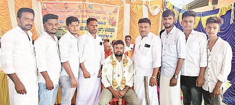  ಹಂಚೀಪುರ ಗ್ರಾಮದಲ್ಲಿ ಆಯೋಜಿಸಿದ್ದ ಕಾರ್ಯಕ್ರಮದಲ್ಲಿ ಅರ್ಜುನ್ ಅವರನ್ನು ಸನ್ಮಾನಿಸಲಾಯಿತು.