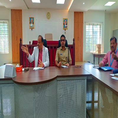 ಕೋಲಾರ ಜಿಲ್ಲಾಧಿಕಾರಿಗಳ ಸಭಾಂಗಣದಲ್ಲಿ ಹಮ್ಮಿಕೊಂಡಿದ್ದ ಖಾಸಗಿ ಹಣಕಾಸು ಸಂಸ್ಥೆಗಳ ಪ್ರತಿನಿಧಿಗಳ ಸಭೆಯಲ್ಲಿ ಜಿಲ್ಲಾಧಿಕಾರಿ ಎಂ.ಆರ್​.ರವಿ, ಎಸ್​ ಪಿ ಬಿ.ನಿಖಿಲ್​ ಇದ್ದರು.