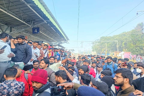 ಬಂಗಾರಪೇಟೆಯಲ್ಲಿ ಪ್ರಯಾಣಿಕರು ರೈಲು ತಡೆದು ಪ್ರತಿಭಟಿಸಿದರು