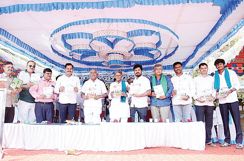 ಕೆ.ಆರ್.ನಗರದಲ್ಲಿ ಆಯೋಜಿಸಿದ್ದ ಗರುಡಗಂಬ ಸ್ಥಾಪನೆಯ 90ನೇ ವರ್ಷದ ವಾರ್ಷಿಕೋತ್ಸವ ಸಮಾರಂಭದಲ್ಲಿ ವಿಶೇಷ ಸಂಚಿಕೆಯನ್ನು ಶಾಸಕ ಡಿ.ರವಿಶಂಕರ್, ಎಂಎಲ್‌ಸಿ ಎಚ್.ವಿಶ್ವನಾಥ್ ಬಿಡುಗಡೆ ಮಾಡಿದರು. ಗರುಡಗಂಬ ಸ್ವಾಮಿ, ಶಿವುನಾಯಕ್, ಕೆ.ಪಿ.ಪ್ರಭುಶಂಕರ್, ಸೈಯದ್‌ಸಿದ್ದಿಕ್, ಕೆ.ವಿನಯ್, ಡಾ.ಡಿ.ನಟರಾಜ್, ಅರ್ಜುನಹಳ್ಳಿ ರಾಮಪ್ರಸಾದ್ ಇತರರಿದ್ದರು.