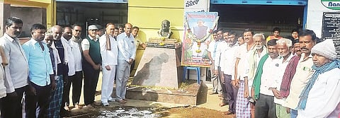 ಯಾಚೇನಹಳ್ಳಿ ಗ್ರಾಮದ ಪ್ರಾಥಮಿಕ ಕೃಷಿ ಪತ್ತಿನ ಸಹಕಾರ ಸಂಘದ ಆವರಣದಲ್ಲಿ ಮಾಜಿ ಪ್ರಧಾನಿ ಮನಮೋಹನ್‌ಸಿಂಗ್ ಹಾಗೂ ಎಚ್.ಎಸ್ ಮಹದೇವ್ ಪ್ರಸಾದ್‌ರ ಪುಣ್ಯಸ್ಮರಣೆ ಕಾರ್ಯಕ್ರಮ ಆಯೋಜಿಸಲಾಗಿತ್ತು. ವೈ.ಎನ್.ಶಂಕರೇಗೌಡ, ವೈ.ಕೆ.ಕ್ಯಾತೇಗೌಡ, ಗಣೇಶ್, ಸತ್ಯನಾರಾಯಣಗೌಡ ಇದ್ದರು.