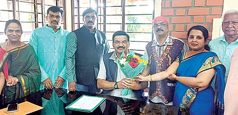 ಮೇಲುಕೋಟೆಯ ಪು.ತಿ.ನ. ಕಲಾಮಂದಿರಲ್ಲಿ ಆಯೋಜಿಸಿದ್ದ ಸಮಾರಂಭದಲ್ಲಿ ಪು.ತಿ.ನ ಟ್ರಸ್ಟ್‌ಗೆ ನೂತನ ಅಧ್ಯಕ್ಷರಾಗಿ ಪ್ರೊ. ಎಂ.ಕೃಷ್ಣೇಗೌಡ ಪದಗ್ರಹಣ ಮಾಡಿದರು.