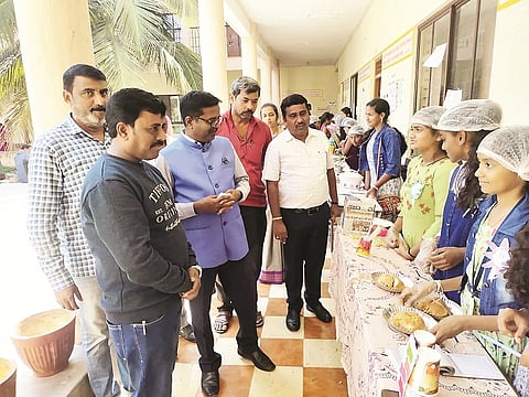  ಸೋಸಲೆ ಗ್ರಾಮದಲ್ಲಿರುವ ಸರ್ಕಾರಿ ಆದರ್ಶ ವಿದ್ಯಾಲಯದಲ್ಲಿ ಫುಡ್ ಆ್ಯಂಡ್ ಫನ್ ಫೆಸ್ಟ್ ಆಯೋಜಿಸಲಾಗಿತ್ತು.  ಎಸ್.ಸಿ. ಶಿವಮೂರ್ತಿ, ಪುಟ್ಟಸ್ವಾಮಿ, ಎಂ.ಪಿ.ಮಂಜಣ್ಣ, ಕಾಂತರಾಜು  ಇದ್ದರು