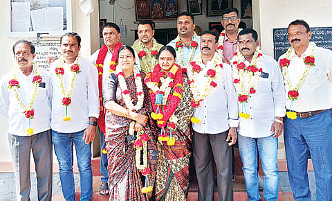 ಸೋಮವಾರಪೇಟೆ ತಾಲೂಕಿನ ಗೌಡಳ್ಳಿ ಪ್ರಾಥಮಿಕ ಕೃಷಿ ಪತ್ತಿನ ಸಹಕಾರ ಸಂಘದ ಅಧ್ಯಕ್ಷರಾಗಿ ಎಸ್.ಬಿ.ಭರತ್ ಕುಮಾರ್, ಉಪಾಧ್ಯಕ್ಷರಾಗಿ ನೇತ್ರಾವತಿ ಆಯ್ಕೆಯಾದರು.