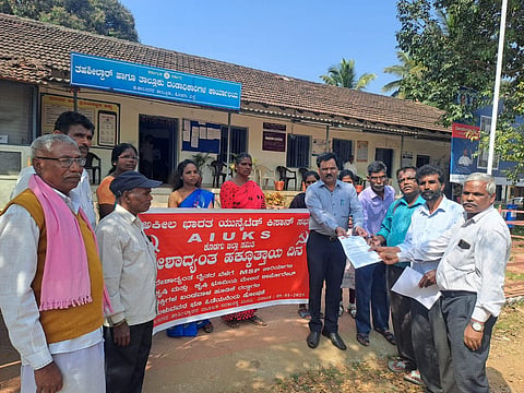 ಹಕ್ಕೊತ್ತಾಯಗಳ ಮನವಿ ಪತ್ರವನ್ನು ರಾಷ್ಟ್ರಪತಿಗೆ ತಹಶೀಲ್ದಾರ್ ಕಿರಣ್ ಗೌರಯ್ಯ ಮೂಲಕ ಸಲ್ಲಿಸಿದರು. ನಿರ್ವಾಣಪ್ಪ, ಎಚ್.ಜೆ.ಪ್ರಕಾಶ್, ಸಣ್ಣಪ್ಪ ಇತರರಿದ್ದರು.