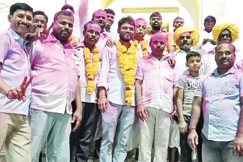 Garland of victory for hand party faction