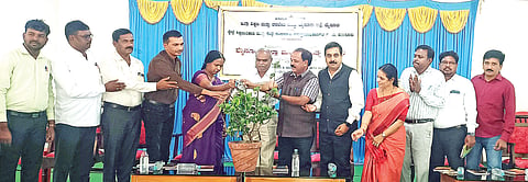 ನಗರದ ಅಂಬೇಡ್ಕರ್ ಭವನದಲ್ಲಿ ಆಯೋಜಿಸಿದ್ದ ಜಿಲ್ಲಾಮಟ್ಟದ ಮಕ್ಕಳ ಸಾಹಿತ್ಯ ಸಂಭ್ರಮ ವಿಚಾರಗೋಷ್ಠಿಯನ್ನು ಬಿಇಒ ಎಸ್.ಪಿ.ಮಹದೇವ ಉದ್ಘಾಟಿಸಿದರು. ಗೀತಾಂಬ, ಸಿ.ಆರ್.ನಾಗರಾಜಯ್ಯ, ಸುರೇಶ್, ಡಾ.ಮಾದುಪ್ರಸಾದ್ ಇತರರಿದ್ದರು.
