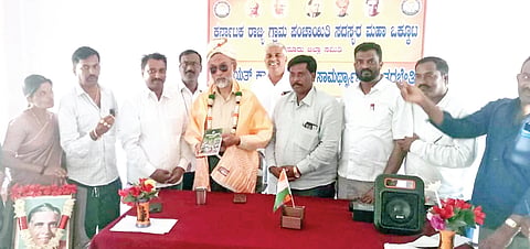  ಹುಣಸೂರು ತಾಲೂಕು ನಾಗಪುರ ಪುನರ್ವಸತಿ ಕೇಂದ್ರದಲ್ಲಿ ಆಯೋಜಿಸಿದ್ದ ತರಬೇತಿ ಕಾರ್ಯಾಗಾರದಲ್ಲಿ ಪಂಚಾಯತ್ ರಾಜ್ ಇಲಾಖೆ ನಿವೃತ್ತ ನಿರ್ದೇಶಕ ಅಶ್ರಫುಲ್ ಹಸನ್ ಅವರನ್ನು ಸನ್ಮಾನಿಸಲಾಯಿತು. ರಾಜಾ ಹುಣಸೂರು, ಯದುನಾಡು ನಾಗರಾಜು, ಎಡತೊರೆ ಮಹೇಶ್ ಇತರರಿದ್ದಾರೆ.