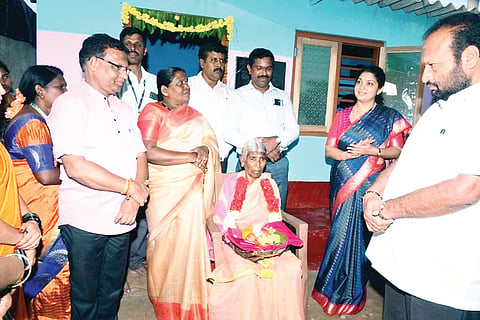 ಹುಣಸೂರು ತಾಲೂಕು ಉಯಿಗೊಂಡನಹಳ್ಳಿಯ ಚಲುವಮ್ಮರಿಗೆ ಶ್ರೀ ಕ್ಷೇತ್ರ ಧರ್ಮಸ್ಥಳ ಗ್ರಾಮಾಭಿವೃದ್ಧಿ ಯೋಜನೆ ವತಿಯಿಂದ ವಾತ್ಸಲ್ಯ ಯೋಜನೆಯಡಿ ನಿರ್ಮಿಸಿದ ಮನೆ ಹಸ್ತಾಂತರಿಸಲಾಯಿತು. ಶ್ರದ್ಧಾ ಅಮಿತ್, ಬಿ.ಜಯರಾಂ ನಲ್ಲಿತ್ತಾಯ, ಮುರಳೀಧರ್, ಧನಂಜಯ್ ಇತರರಿದ್ದಾರೆ.