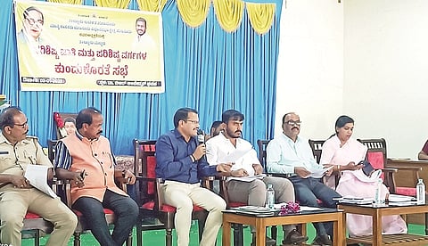 ಹುಣಸೂರು ನಗರದಲ್ಲಿ ಆಯೋಜಿಸಿದ್ದ ಪರಿಶಿಷ್ಟ ಜಾತಿ, ಜನಾಂಗದ ಕುಂದುಕೊರತೆ ಸಭೆಯಲ್ಲಿ ಶಾಸಕ ಜಿ.ಡಿ.ಹರೀಶ್‌ಗೌಡ ಮುಖಂಡರಿಂದ ಸಮಸ್ಯೆಗಳ ಕುರಿತು ಮಾಹಿತಿ ಪಡೆದರು. ತಹಸೀಲ್ದಾರ್ ಮಂಜುನಾಥ್, ಇಒ ಕೆ.ಹೊಂಗಯ್ಯ, ಬಿಇಒ ಮಹದೇವ್, ಪೌರಾಯುಕ್ತೆ ಕೆ.ಮಾನಸ ಇದ್ದರು.