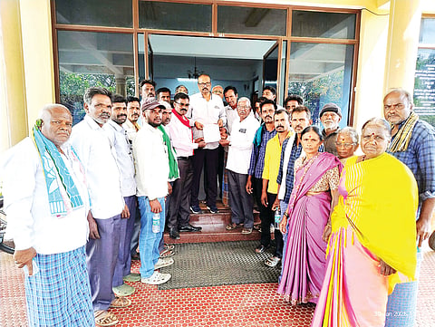 ಮೈಸೂರಿನ ತಂಬಾಕು ಮಂಡಳಿ ಕಚೇರಿಯಲ್ಲಿ ಆರ್‌ಎಂಒ ಅವರಿಗೆ ತಂಬಾಕು ಬೆಳೆಗಾರರ ಹಿತರಕ್ಷಣಾ ಹೋರಾಟ ಸಮಿತಿ ಸದಸ್ಯರು ವಿವಿಧ ಬೇಡಿಕೆಗಳ ಈಡೇರಿಕೆಗೆ ಆಗ್ರಹಿಸಿ ಮನವಿ ಸಲ್ಲಿಸಿದರು. ಆರ್‌ಎಂಒ ಎಚ್.ಎ.ಗೋಪಾಲ್, ವಿ.ಬಸವರಾಜು ಕಲ್ಕುಣಿಕೆ, ಗೋವಿಂದಯ್ಯ, ಸಾವಿತ್ರಮ್ಮ, ನಿಂಗಮ್ಮ ಇತರರಿದ್ದರು.