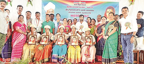 ಹುಣಸೂರು ನಗರದ ಗುರುಭವನದಲ್ಲಿ ಆಯೋಜಿಸಿದ್ದ ಕಾರ್ಯಕ್ರಮದಲ್ಲಿ ಸಾಧಕ ಶಿಕ್ಷಕಿಯರನ್ನು ಶಾಸಕ ಜಿ.ಡಿ.ಹರೀಶ್‌ಗೌಡ ಸನ್ಮಾನಿಸಿದರು. ಕೌಸಲ್ಯ, ಹೇಮಲತಾ, ಶಶಿಕುಮಾರ್, ಮಾರುತಿ, ರಾಜೇಂದ್ರ, ಲೋಕೇಶ್, ಡಾ.ಸೌಮ್ಯ ಇತರರಿದ್ದಾರೆ.