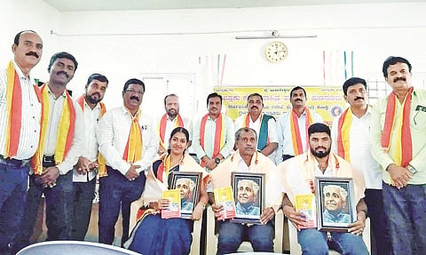  ಹುಣಸೂರು ನಗರದ ಸಾರ್ವಜನಿಕ ಗ್ರಂಥಾಲಯದಲ್ಲಿ ಕಸಾಪ ವತಿಯಿಂದ ಅಯೋಜಿಸಿದ್ದ ಕಾರ್ಯಕ್ರಮದಲ್ಲಿ ಸಾಧಕರನ್ನು ಸನ್ಮಾನಿಸಲಾಯಿತು. ಕಸಾಪ ತಾಲೂಕು ಅಧ್ಯಕ್ಷ ಎಚ್.ಕೆ.ಮಹದೇವ್, ಹಂದನಹಳ್ಳಿಸೋಮಶೇಖರ್, ಜೆ.ಮಹದೇವ್, ಹೊಸೂರು ಕುಮಾರ್, ಟಿ.ಲೋಕೇಶ್, ಕುಮಾರ್ ಅರಸೇಗೌಡ ಇದ್ದರು.