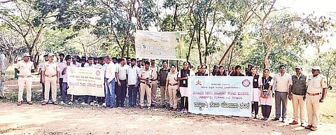 ಹುಣಸೂರು ನಗರದ ಸಾಲುಮರದ ತಿಮ್ಮಕ್ಕ ಉದ್ಯಾನವನದಲ್ಲಿ ವಿದ್ಯಾರ್ಥಿಗಳಿಗೆ ಪಕ್ಷಿವೈವಿಧ್ಯತೆ ಕುರಿತು ಅರಿವು ಮೂಡಿಸಲಾಯಿತು. ಅರ್‌ಎಫ್‌ಒ ನಂದಕುಮಾರ್, ಪ್ರಾಧ್ಯಾಪಕರಾದ ಚಂದ್ರಶೇಖರ್, ಸಿ.ದೇವರಾಜು, ಸೋಮಶೇಖರ್ ಇದ್ದರು.