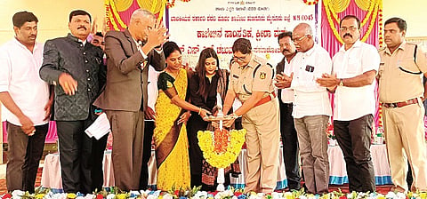 ಹುಣಸೂರು ನಗರದ ಬಾಲಕಿಯರ ಸರ್ಕಾರಿ ಪಿಯು ಕಾಲೇಜಿನಲ್ಲಿ ಆಯೋಜಿಸಿದ್ದ ಸಮಾರೋಪ ಸಮಾರಂಭವನ್ನು ಗಣ್ಯರು ಉದ್ಘಾಟಿಸಿದರು. ಎ.ರಾಮೇಗೌಡ, ಡಾ.ಮಹಾದೇಬಾಯಿ, ನಟಿ ಅಮೃತಾ ಅಯ್ಯಂಗಾರ್, ತಟ್ಟೆಕರೆ ಶ್ರೀನಿವಾಸ್ ಇದ್ದರು.
