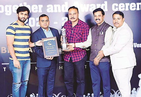 ಬೆಂಗಳೂರಿನಲ್ಲಿ ಆಯೋಜಿಸಿದ್ದ ಸಮಾರಂಭದಲ್ಲಿ ಹುಣಸೂರಿನ ಛಾಯಾಗ್ರಾಹಕ ರಘು ಬಿಸಿಸಿ ಐಕಾನಿಕ್ ಪ್ರಶಸ್ತಿ ನೀಡಲಾಯಿತು. ಸಿನಿ ಕ್ರಿಯೇಶನ್ ಸಂಸ್ಥೆಯ ಸಂಸ್ಥಾಪಕ ಸದ್ದು, ಸುಹಾಸ್ ಗೋಪಾಲ್, ಬಾಲುಂಕೇಶ್ವರ್ ಇದ್ದರು.