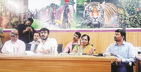 ಹುಣಸೂರು ನಗರದ ತಾ.ಪಂ.ಸಭಾಂಗಣದಲ್ಲಿ ಆಯೋಜಿಸಿದ್ದ ಸಭೆಯಲ್ಲಿ ಶಾಸಕ ಜಿ.ಡಿ.ಹರೀಶ್‌ಗೌಡ ಮಾತನಾಡಿದರು. ನೋಡಲ್ ಅಧಿಕಾರಿ ಸಿದ್ದಗಂಗಮ್ಮ, ಇಒ ಕೆ.ಹೊಂಗಯ್ಯ, ಯೋಜನಾ ಅಧಿಕಾರಿ ರಾಜೇಶ್ ಇದ್ದರು.