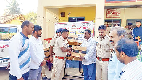 ಪತ್ರಕರ್ತರಿಗೆ ಹೆಲ್ಮೆಟ್ ಕೊಡುಗೆ