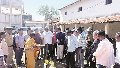 ಬೈಲಕುಪ್ಪೆಯ ಟಿಬೆಟಿಯನ್ ಎಸ್‌ಎಸ್ ಆವರಣದಲ್ಲಿ ರಸ್ತೆ ಕಾಮಗಾರಿಗೆ ಕೆ ವೆಂಕಟೇಶ್ ಭೂಮಿಪೂಜೆ ನೆರವೇರಿಸಿದರು, ರೆಹಮದ್ ಜಾನ್ ಬಾಬು,  ಶೇಖರ್, ಧನರಾಜ್, ಪ್ರಕಾಶ್ ಇತರರಿದ್ದರು.