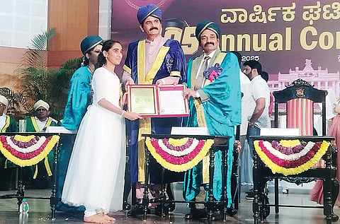 ಎರಡು ಚಿನ್ನ, ನಗದು ಬಹುಮಾನ