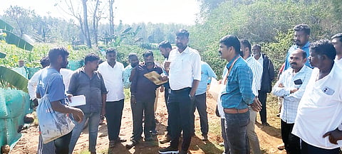 ಆವರ್ತಿ ಗ್ರಾಪಂನ ಮಡಿಯೂರು ಗ್ರಾಮದಲ್ಲಿ ಸಾರ್ವಜನಿಕರ ರಸ್ತೆ ಒತ್ತುವರಿ ಸಂಬಂಧ ಸೋಮವಾರ ತಹಸೀಲ್ದಾರ್ ನಿಸರ್ಗ ಪ್ರಿಯಾ ಪರಿಶೀಲನೆ ನಡೆಸಿದರು. ಗಿರೀಶ್, ಎಂ.ಕೆ.ಶಿವು, ಜಾರ್ಜ್, ಮುರುಗೇಶ್, ಆನಂದ್ ಇತರರು ಇದ್ದರು.