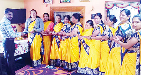 ವೀರ ಚಿಕ್ಕಪ್ಪ ಸಂಘಕ್ಕೆ ಲಾಭಾಂಶದ ಚೆಕ್ ಹಸ್ತಾಂತರ