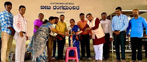 ಹರಪನಹಳ್ಳಿ ತಾಲೂಕಿನ ಹಲುವಾಗಲು ಮುರಾರ್ಜಿ ದೇಸಾಯಿ ವಸತಿ ಶಾಲೆಯಲಿ ಹಮ್ಮಿಕೊಂಡಿದ್ದ ಸಾಂಸ್ಕೃತಿಕ ಸಂಜೆ ಸಂಗೀತ ಸಂಗಮ ಕಾರ್ಯಕ್ರಮವನ್ನು ಪ್ರಾಚಾರ್ಯ ಕೆ.ಶಶಿಧರ್ ಉದ್ಘಾಟಿಸಿದರು. ಸಂಗೀತ ಶಿಕ್ಷಕರಾದ ಯುವರಾಜೆ ಗೌಡ, ಶಾರದ ವಲ್ಲಭಾಪುರ, ಹೆಗ್ಗಪ್ಪ, ವೀರಯ್ಯ, ರವೀಂದ್ರ ಕುಮಾರ್ ಕೆ., ಸುಧಾರಾಣಿ ಇತರರಿದ್ದರು.