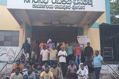 Protest by insisting on the cemetery road