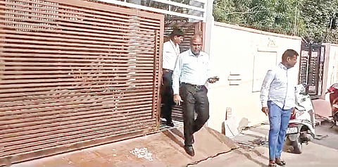 RAJU KAPANUR HOME RED PHOTO (2)