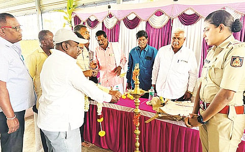 ಆರತಿ ಉಕ್ಕಡದ ಶ್ರೀ ಅಹಲ್ಯದೇವಿ ಸಮುದಾಯ ಭವನದಲ್ಲಿ ಆಯೋಜಿಸಿದ್ದ ಪೂರ್ವಭಾವಿ ಸಭೆಯನ್ನು ಗಣ್ಯರು ಉದ್ಘಾಟಿಸಿದರು. ಚಂದ್ರಣ್ಣ, ಯಜಮಾನ್ ಬಸ್ತೀಪುರ ವೆಂಕಟೇಶ್, ಗಂಜಾಂ ನಾರಾಯಣಪ್ಪ, ಪಾಲಹಳ್ಳಿ ಶ್ರೀನಿವಾಸ್, ರಕ್ಷಿತಾ ಇದ್ದರು.