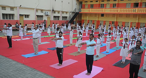 Yoga-day-celebrated-by-Vijayavani-in-Mysore