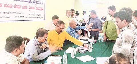 ಸಾಲಿಗ್ರಾಮದ ಪ್ರವಾಸಿ ಮಂದಿರದಲ್ಲಿ ಆಯೋಜಿಸಿದ್ದ ಸಾರ್ವಜನಿಕ ಕುಂದುಕೊರತೆ ಸಭೆಯಲ್ಲಿ ಮಹಾಂತೇಶ್ ಅರ್ಜಿ ಸ್ವೀಕರಿಸಿದರು.