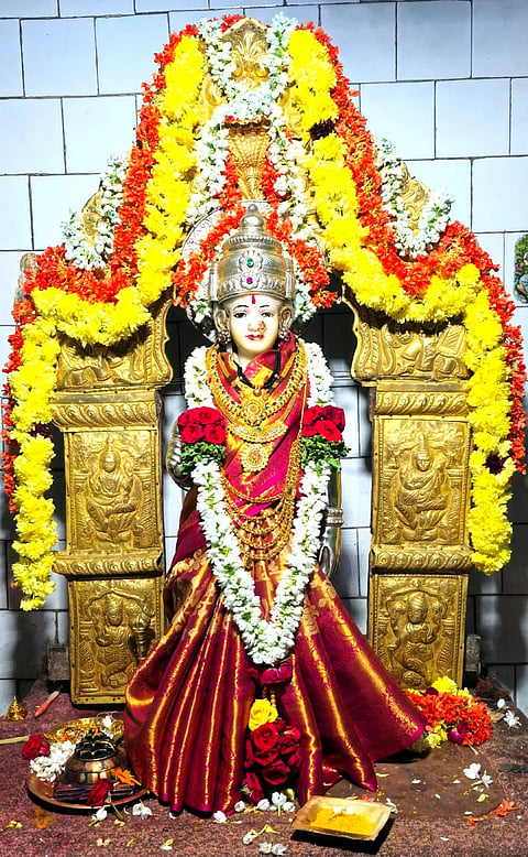 ಕಂಪ್ಲಿಯಲ್ಲಿ ವಾಸವಿ ವಿಶ್ವರೂಪ ದರ್ಶನ (ಅಗ್ನಿಪ್ರವೇಶ) ನಿಮಿತ್ತ ಕನ್ಯಕಾಪರಮೇಶ್ವರಿ ದೇವಿಗೆ ಹೂಗಳಿಂದ ಅಲಂಕರಿಸಲಾಗಿತ್ತು.