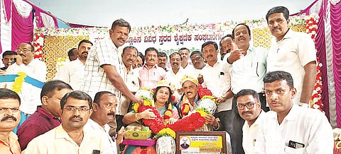 ಮದ್ದೂರು ಪಟ್ಟಣದ ಗುರುಭವನದಲ್ಲಿ ಆಯೋಜಿಸಿದ್ದ ಕಾರ್ಯಕ್ರಮದಲ್ಲಿ ಬಿಇಒ ಸಿ.ಎಚ್.ಕಾಳೀರಯ್ಯ ಅವರನ್ನು  ಅಭಿನಂದಿಸಲಾಯಿತು. ಕೆ.ಎಸ್.ದೇವರಾಜು, ರವೀಶ್, ಪುರುಷೋತ್ತಮ್, ರವೀಶ್, ಮಹದೇವು, ಮಂಜು, ಶಿವರಾಮು, ಲಿಂಗರಾಜು, ತಿಮ್ಮೇಶ್ ಇದ್ದರು. 