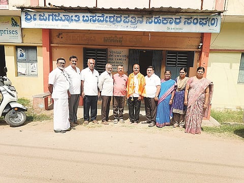 ಮದ್ದೂರು ಪಟ್ಟಣದ ಶ್ರೀ ಜಗಜ್ಯೋತಿ ಬಸವೇಶ್ವರ ಪತ್ತಿನ ಸಹಕಾರ ಸಂಘದ ನೂತನ ಅಧ್ಯಕ್ಷರಾಗಿ ಎಚ್.ಬಿ.ಸ್ವಾಮಿ ಅವಿರೋಧವಾಗಿ ಆಯ್ಕೆಯಾದರು. ಎಂ.ವೀರಭದ್ರಸ್ವಾಮಿ, ಬಿ.ವಿ.ಮಂಜುನಾಥ್, ಎಸ್.ಎಂ.ಗಂಗಾಧರ್, ಜಿ.ಜಿ.ಗೌರಿಶಂಕರ್, ರಾಜಮಣಿ, ಸಿದ್ದಮ್ಮ ಇದ್ದರು. 