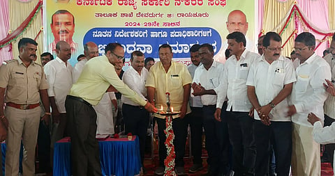 ದೇವದುರ್ಗದ ಜೆಕೆ ಕಲ್ಯಾಣ ಮಂಟಪದಲ್ಲಿ ಹಮ್ಮಿಕೊಂಡಿದ್ದ ಸನ್ಮಾನ ಹಾಗೂ ಅಭಿನಂದನೆ ಕಾರ್ಯಕ್ರಮವನ್ನು ತಹಸೀಲ್ದಾರ್ ಚನ್ನಮಲ್ಲಪ್ಪ ಘಂಟಿ ಉದ್ಘಾಟಿಸಿದರು. ತಾಪಂ ಇಒ ಬಸವರಾಜ ಹಟ್ಟಿ, ಜಿಪಂ ಎಇಇ ಅಲ್ಲಾಭಕ್ಷಿ, ಶಿವಾಜಿ ನಿಡಗುಂದಿ, ಬಸವರಾಜ, ನೌಕರರ ಸಂಘದ ಜಿಲ್ಲಾಧ್ಯಕ್ಷ ಕೃಷ್ಣ, ಹನುಮಂತ್ರಾಯ ಶಾಖೆ ಇತರರಿದ್ದರು.