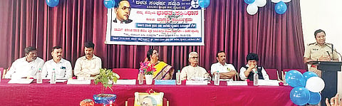ತಿ.ನರಸೀಪುರ ಪಟ್ಟಣದ ಬೈರಾಪುರ ಸರ್ಕಾರಿ ಮಹಿಳಾ ಪ್ರಥಮ ದರ್ಜೆ ಕಾಲೇಜಿನಲ್ಲಿ ಶನಿವಾರ ಆಯೋಜಿಸಿದ್ದ ಸಂವಿಧಾನ ಉಚಿತ ಪುಸ್ತಕ ವಿತರಣೆ ಕಾರ್ಯಕ್ರಮದಲ್ಲಿ ಚಾಮರಾಜನಗರ ಎಸ್‌ಪಿ ಡಾ.ಬಿ.ಟಿ.ಕವಿತಾ ಮಾತನಾಡಿದರು. ಸಿ.ಉಮಾ ಮಹದೇವ, ಡಾ.ಬಿ.ಪ್ರದೀಪ್, ಮಂಗಳೂರು ವಿಜಯ, ಡಾ.ಬಿ.ಪಿ.ಇಂದಿರಾ ಇದ್ದರು.