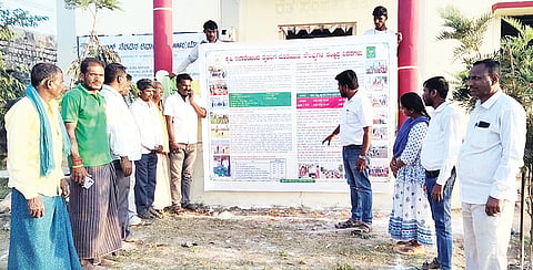 ಅಳವಂಡಿ ರೈತ ಸಂಪರ್ಕ ಕೇಂದ್ರದಲ್ಲಿ ಹಮ್ಮಿಕೊಂಡಿದ್ದ ಮಾಹಿತಿ ಅಭಿಯಾನ ಕಾರ್ಯಕ್ರಮದಲ್ಲಿ ಕೃಷಿ ಅಧಿಕಾರಿ ಪ್ರತಾಪಗೌಡ ನಂದನಗೌಡ್ರ ರೈತರಿಗೆ ಮಾಹಿತಿ ನೀಡಿದರು. ಎಒ ಪ್ರತಾಪಗೌಡ, ಆತ್ಮ ಯೋಜನೆಯ ಸಹಾಯಕ ತಾಂತ್ರಿಕ ವ್ಯವಸ್ಥಾಪಕಿ ತಾರಾ, ಪ್ರಮುಖರಾದ ಶಂಕರಪ್ಪ ಮೇಟಿ, ಸಿದ್ದು ಇತರರಿದ್ದರು..