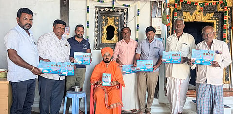 ಅಳವಂಡಿಯ ಶ್ರೀ ಸಿದ್ಧೇಶ್ವರ ಮಠದ ಜಾತ್ರೆಯ ಕರಪತ್ರವನ್ನು ಗಣ್ಯರು ಬಿಡುಗಡೆಗೊಳಿಸಿದರು. ಶ್ರೀಮಠದ ಮರುಳಾರಾಧ್ಯ ಶಿವಾಚಾರ್ಯರು, ಪ್ರಮುಖರಾದ ದೇವಪ್ಪ, ಭೀಮರೆಡ್ಡಿ, ನಜುರುದ್ದಿನ್, ವೀರಭದ್ರಯ್ಯ, ಉಮೇಶಗೌಡ, ಮಂಜುನಾಥ, ಸತೀಶ ಇತರರಿದ್ದರು.