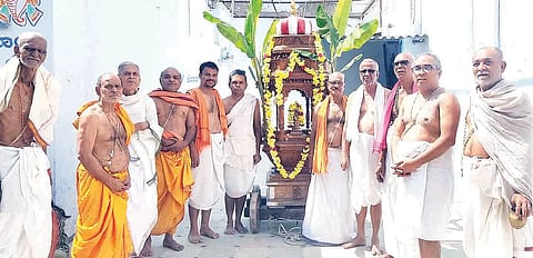 ಕಂಪ್ಲಿಯ ಅಮೃತಶಿಲಾ ರಾಮಚಂದ್ರ ದೇವಸ್ಥಾನದಲ್ಲಿ ಶ್ರೀ ಮಧ್ವ ನವಮಿ ನಿಮಿತ್ತ ಶ್ರೀ ಮಧ್ವಾಚಾರ್ಯರ ಪ್ರತಿಮೆ, ಸರ್ವಮೂಲಗ್ರಂಥದ ರಥೋತ್ಸವ ನಡೆಯಿತು. ಮಂಡಳಿ ಅಧ್ಯಕ್ಷ ಗೌಡ್ರು ಗೋಪಾಲಕೃಷ್ಣ, ಕಾರ್ಯದರ್ಶಿ ಅಗಸನೂರು ನಾಗರಾಜ, ಖಜಾಂಚಿ ಬಿ.ರಮೇಶ್, ಪ್ರಮುಖರಾದ ದಿಗ್ಗಾವಿ ಗುರುರಾಜಾಚಾರ್, ಕಾಕುಕಾಳ್ ಶ್ರೀಕಾಂತಾಚಾರ್ ಇತರರಿದ್ದರು.