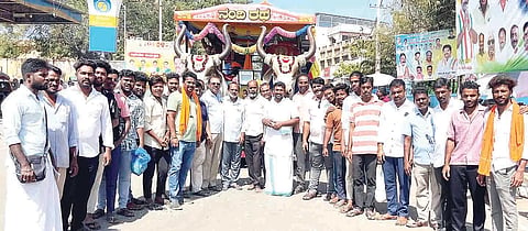 ಕಂಪ್ಲಿಯಲ್ಲಿ ನಂದಿ ರಥಯಾತ್ರೆಯನ್ನು ಸ್ವಾಗತಿಸಲಾಯಿತು. ಕಲ್ಯಾಣಿಚೌಕಿಮಠದ ಬಸವರಾಜಶಾಸ್ತ್ರಿ, ಪ್ರಮುಖರಾದ ಧನುಷ್, ನವೀನ್, ಪ್ರಭು ಇತರರಿದ್ದರು.